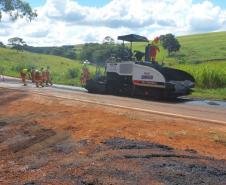 DER/PR recupera PR-439 entre Ribeirão do Pinhal e Santo Antônio da Platina