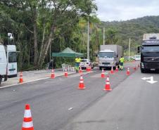 Balanças rodoviárias do DER/PR ajudam a fiscalizar excesso de carga de caminhões no Litoral