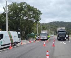 Balanças rodoviárias do DER/PR ajudam a fiscalizar excesso de carga de caminhões no Litoral