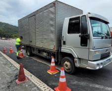 Balanças rodoviárias do DER/PR ajudam a fiscalizar excesso de carga de caminhões no Litoral