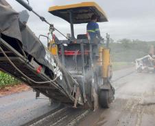 DER/PR realiza serviços de conservação em rodovia entre Sertanópolis e Primeiro de Maio