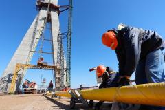 Foi realizado o tensionamento dos primeiros estais, que são compostos por um conjunto de cabos de aço que sustentarão o tabuleiro da ponte sobre o Rio Paraná. Foto:Rodrigo Félix Leal / InfraPR