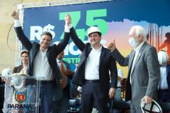 O governador Carlos Massa Ratinho Junior junto do Secretário da Infraestrutura e Logística do Paraná, Sandro Alex e do Diretor Geral do DER, Fernando Furiatti, confirmou nesta terça-feira (29), em evento no Palácio Iguaçu, o investimento de R$ 130.127.148,54 em rodovias do Paraná.  Foto: Rodrigo Félix Leal / Seil