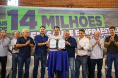 Novas ações do Governo do Estado vão garantir mais infraestrutura e saúde para os moradores de Dois Vizinhos, no Sudoeste. Em visita à região, o governador Carlos Massa Ratinho Junior assinou cinco convênios com a prefeitura. Foto: Gilson Abreu/AEN