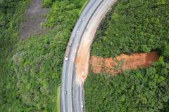 Deslizamento entre os kms 39 e 42 da Br-277 sentido litoral. 30/11/22. Foto: Rodrigo Félix Leal / SEIL