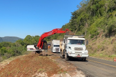 Sem interdição, DER-PR segue com as obras de recuperação da PR-170, em Bituruna Foto: DER