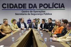 Reunião dos representantes das forças de segurança do Paraná que fazem parte do gabinete de crise para concentrar a tomada de decisões e atendimento às vítimas dos deslizamentos de terra na BR-376 e nas demais rodovias do Paraná. Foto: Albari Rosa/AEN