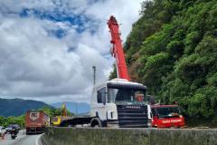 Guindaste do DER/PR chega à BR-277 na Serra do Mar para obra emergencial - Foto: DER