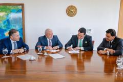 O governador Carlos Massa Ratinho Junior assinou nesta quarta-feira (03), em Brasília, em encontro com o presidente Luiz Inácio Lula da Silva e o ministro dos Transportes, Renan Filho, o documento que delega as rodovias estaduais do Paraná ao governo federal para a realização da nova concessão à iniciativa privada. É o maior projeto rodoviário em andamento no País. Foto: Ricardo Stuckert/PR