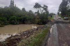 Defesa Civil e Bombeiros seguem apoiando municípios; rodovias ainda têm bloqueios - PR-364 em Irati Foto: DER-PR