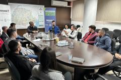 A visita técnica teve como objetivo principal o intercâmbio de experiências no processo de fomento e implementação da metodologia BIM no Governo do Estado do Paraná, visando a transformação digital em projetos e obras públicas.