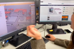 Mulher acessando o site do canal bim.
