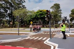 Crianças na Escola de Trânsito atravessando a rua com um instrutores da escola