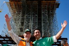 homens posando para a foto na obra