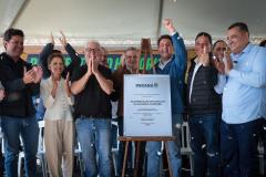 pessoas comemorando a pavimentação que liga distrito de Cianorte a Jussara