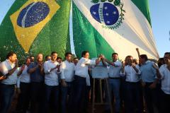 Pessoas comemorando entrega pavimentação em concreto da PR-180