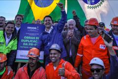 Pessoas comemorando o inicio da duplicação em concreto da PR-412 entre Matinhos e Pontal do Paraná