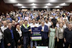 Pessoas comemorando autoriza convênio da duplicação do Contorno Sul de Maringá