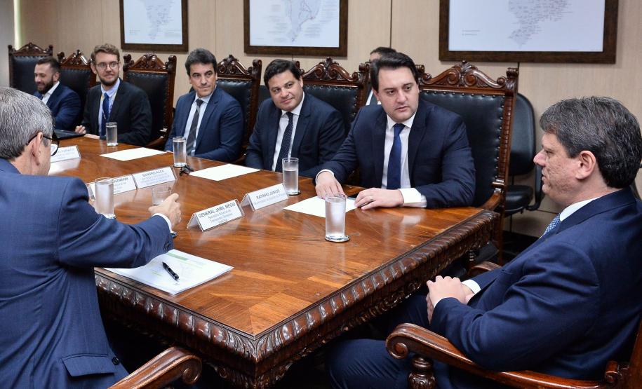 Governador e secretário Sandro Alex tratam sobre o novo Anel de Integração e a concessão de aeroportos em reunião com ministro da Infraestrutura