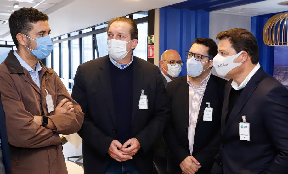 Representantes do Governo Federal visitaram nesta terça-feira (22) o Porto de Paranaguá para conhecer a estrutura de armazenagem e embarque. Os técnicos avaliam as melhores alternativas para o acesso à cidade a partir da construção da Nova Ferroeste. - Foto: Rodrigo Félix Leal/INFRA