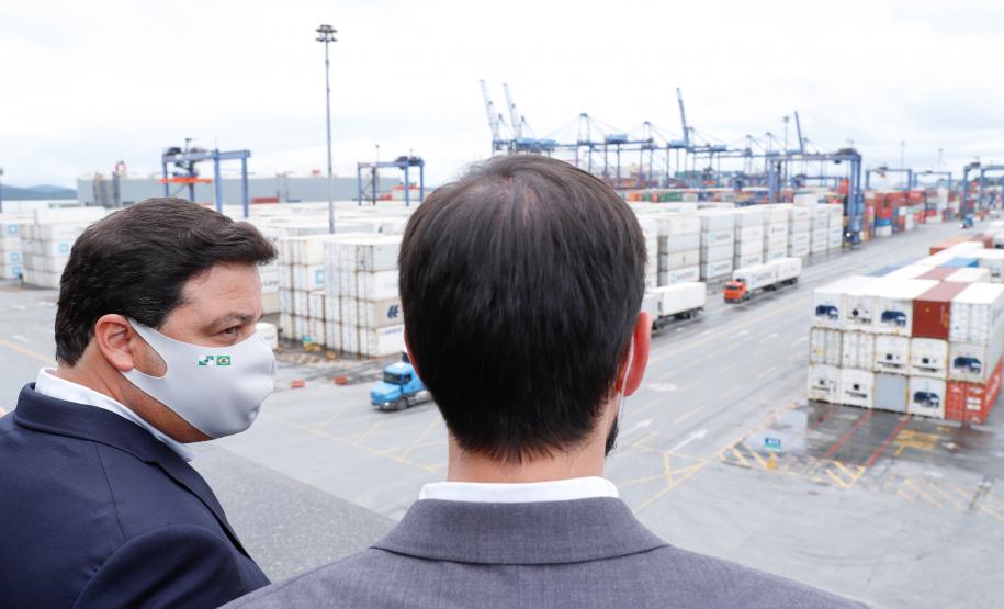 Representantes do Governo Federal visitaram nesta terça-feira (22) o Porto de Paranaguá para conhecer a estrutura de armazenagem e embarque. Os técnicos avaliam as melhores alternativas para o acesso à cidade a partir da construção da Nova Ferroeste. - Foto: Rodrigo Félix Leal/INFRA