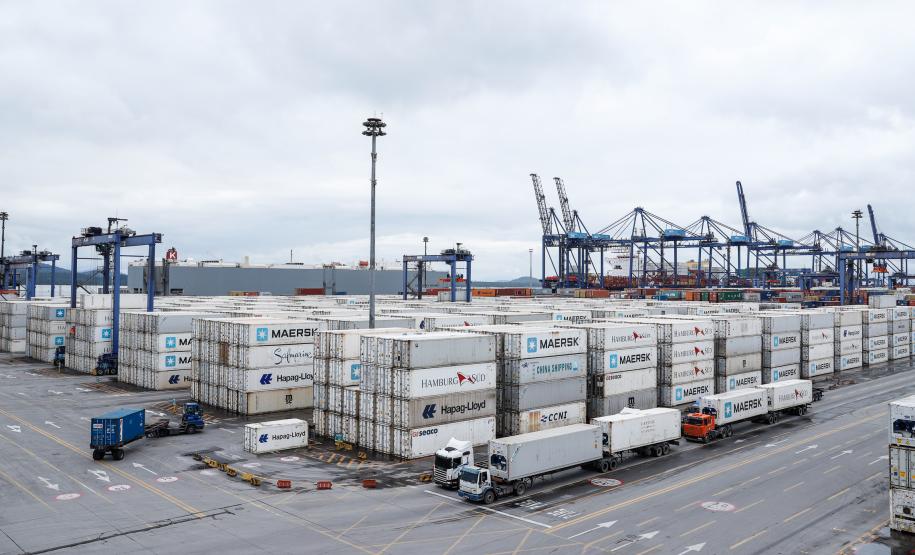 Representantes do Governo Federal visitaram nesta terça-feira (22) o Porto de Paranaguá para conhecer a estrutura de armazenagem e embarque. Os técnicos avaliam as melhores alternativas para o acesso à cidade a partir da construção da Nova Ferroeste. - Foto: Rodrigo Félix Leal/INFRA