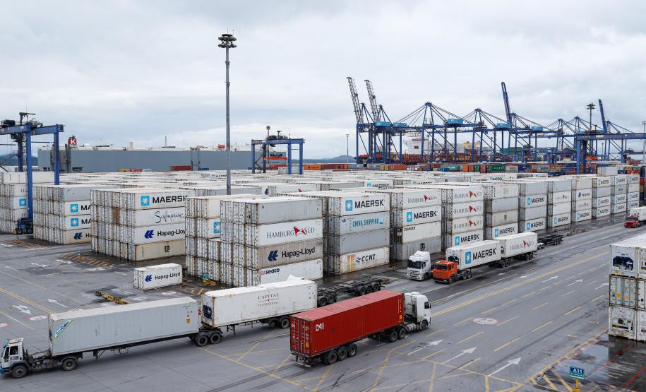 Representantes do Governo Federal visitaram nesta terça-feira (22) o Porto de Paranaguá para conhecer a estrutura de armazenagem e embarque. Os técnicos avaliam as melhores alternativas para o acesso à cidade a partir da construção da Nova Ferroeste. - Foto: Rodrigo Félix Leal/INFRA