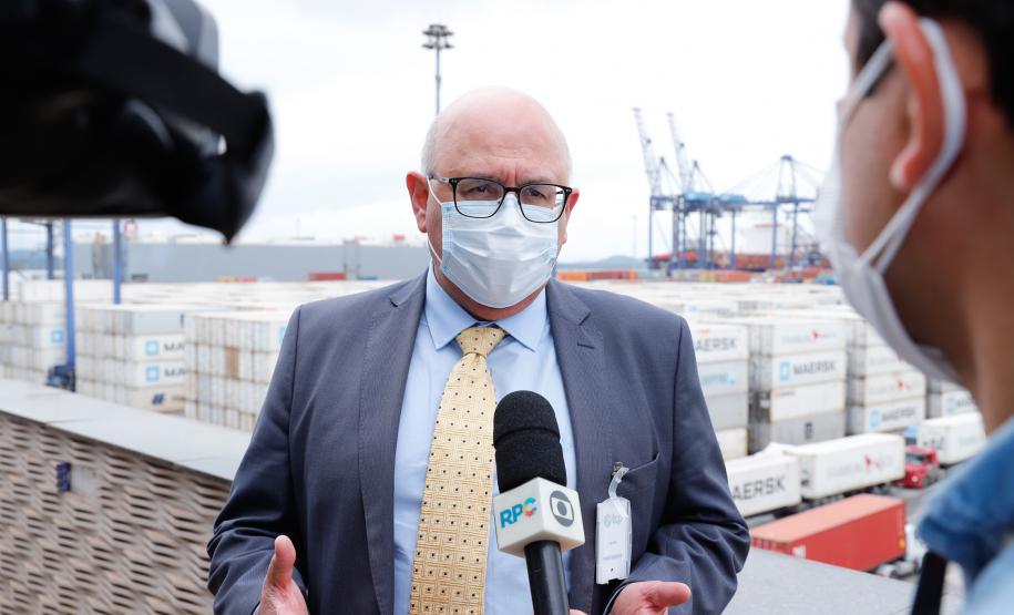 Representantes do Governo Federal visitaram nesta terça-feira (22) o Porto de Paranaguá para conhecer a estrutura de armazenagem e embarque. Os técnicos avaliam as melhores alternativas para o acesso à cidade a partir da construção da Nova Ferroeste. - Foto: Rodrigo Félix Leal/INFRA