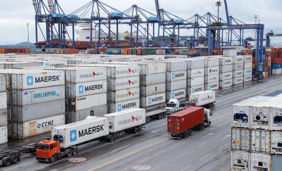 Representantes do Governo Federal visitaram nesta terça-feira (22) o Porto de Paranaguá para conhecer a estrutura de armazenagem e embarque. Os técnicos avaliam as melhores alternativas para o acesso à cidade a partir da construção da Nova Ferroeste. - Foto: Rodrigo Félix Leal/INFRA