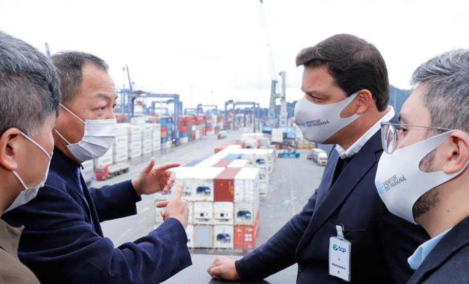 Representantes do Governo Federal visitaram nesta terça-feira (22) o Porto de Paranaguá para conhecer a estrutura de armazenagem e embarque. Os técnicos avaliam as melhores alternativas para o acesso à cidade a partir da construção da Nova Ferroeste. - Foto: Rodrigo Félix Leal/INFRA