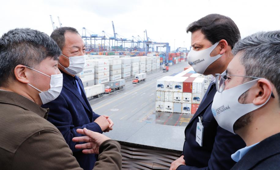 Representantes do Governo Federal visitaram nesta terça-feira (22) o Porto de Paranaguá para conhecer a estrutura de armazenagem e embarque. Os técnicos avaliam as melhores alternativas para o acesso à cidade a partir da construção da Nova Ferroeste. - Foto: Rodrigo Félix Leal/INFRA