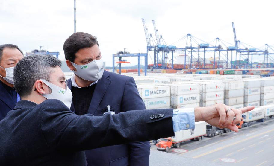 Representantes do Governo Federal visitaram nesta terça-feira (22) o Porto de Paranaguá para conhecer a estrutura de armazenagem e embarque. Os técnicos avaliam as melhores alternativas para o acesso à cidade a partir da construção da Nova Ferroeste. - Foto: Rodrigo Félix Leal/INFRA