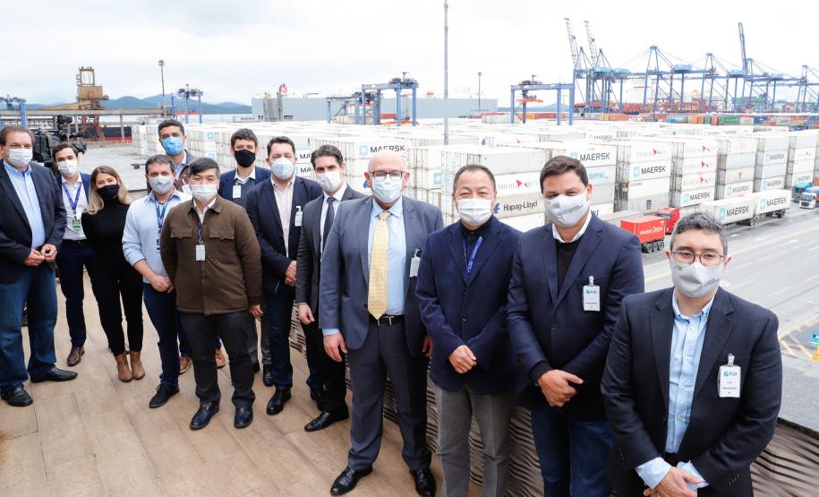 Representantes do Governo Federal visitaram nesta terça-feira (22) o Porto de Paranaguá para conhecer a estrutura de armazenagem e embarque. Os técnicos avaliam as melhores alternativas para o acesso à cidade a partir da construção da Nova Ferroeste. - Foto: Rodrigo Félix Leal/INFRA