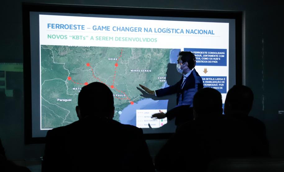 Representantes do Governo Federal visitaram nesta terça-feira (22) o Porto de Paranaguá para conhecer a estrutura de armazenagem e embarque. Os técnicos avaliam as melhores alternativas para o acesso à cidade a partir da construção da Nova Ferroeste. - Foto: Rodrigo Félix Leal/INFRA