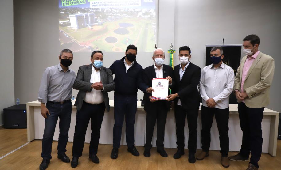 No aniversário de Medianeira, Estado anuncia retomada de obra do Centro de Educação Profissional e pavimentações. Foto: Ari Dias/AEN