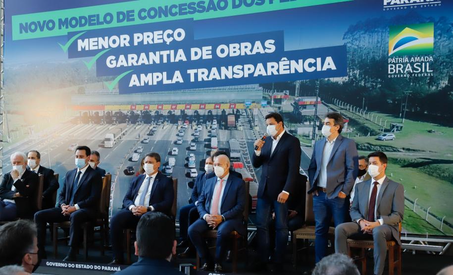 O governador Carlos Massa Ratinho Junior e o ministro da Infraestrutura, Tarcísio Gomes de Freitas, apresentam, os detalhes da nova concessão de 3,3 mil quilômetros de rodovias do Paraná. Foto: Rodrigo Félix Leal / InfraPR