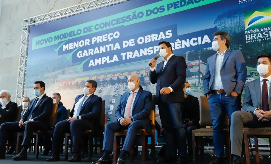 O governador Carlos Massa Ratinho Junior e o ministro da Infraestrutura, Tarcísio Gomes de Freitas, apresentam, os detalhes da nova concessão de 3,3 mil quilômetros de rodovias do Paraná. Foto: Rodrigo Félix Leal / InfraPR