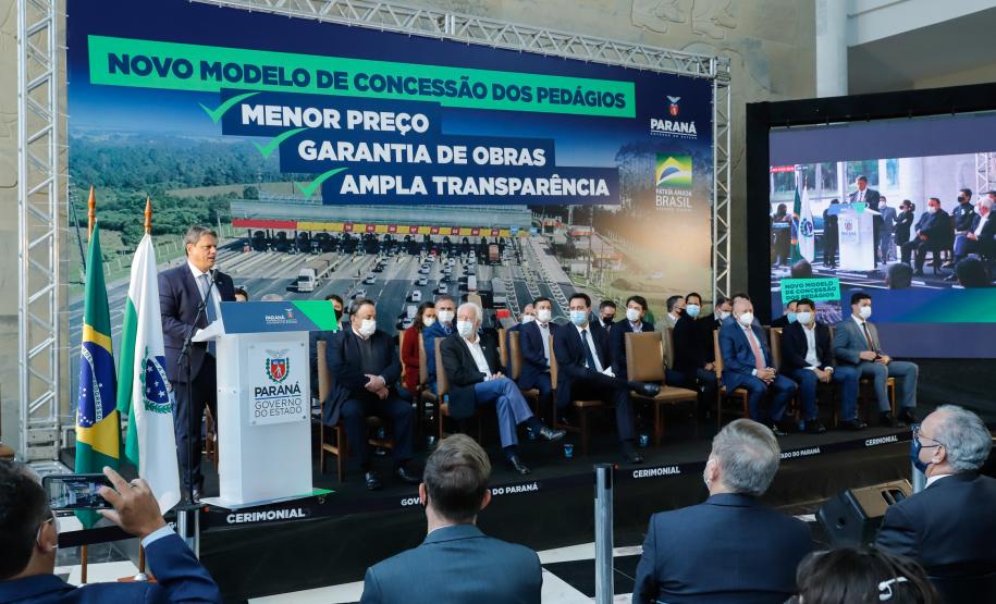 O governador Carlos Massa Ratinho Junior e o ministro da Infraestrutura, Tarcísio Gomes de Freitas, apresentam, os detalhes da nova concessão de 3,3 mil quilômetros de rodovias do Paraná. Foto: Rodrigo Félix Leal / InfraPR