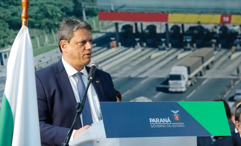 O governador Carlos Massa Ratinho Junior e o ministro da Infraestrutura, Tarcísio Gomes de Freitas, apresentam, os detalhes da nova concessão de 3,3 mil quilômetros de rodovias do Paraná. Foto: Rodrigo Félix Leal / InfraPR