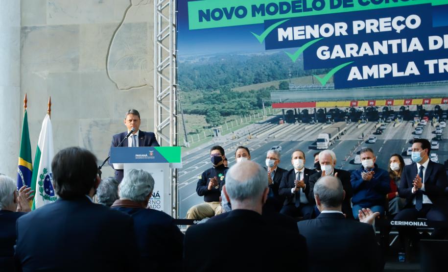 O governador Carlos Massa Ratinho Junior e o ministro da Infraestrutura, Tarcísio Gomes de Freitas, apresentam, os detalhes da nova concessão de 3,3 mil quilômetros de rodovias do Paraná. Foto: Rodrigo Félix Leal / InfraPR