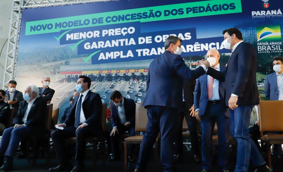 O governador Carlos Massa Ratinho Junior e o ministro da Infraestrutura, Tarcísio Gomes de Freitas, apresentam, os detalhes da nova concessão de 3,3 mil quilômetros de rodovias do Paraná. Foto: Rodrigo Félix Leal / InfraPR