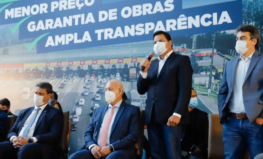 O governador Carlos Massa Ratinho Junior e o ministro da Infraestrutura, Tarcísio Gomes de Freitas, apresentam, os detalhes da nova concessão de 3,3 mil quilômetros de rodovias do Paraná. Foto: Rodrigo Félix Leal / InfraPR