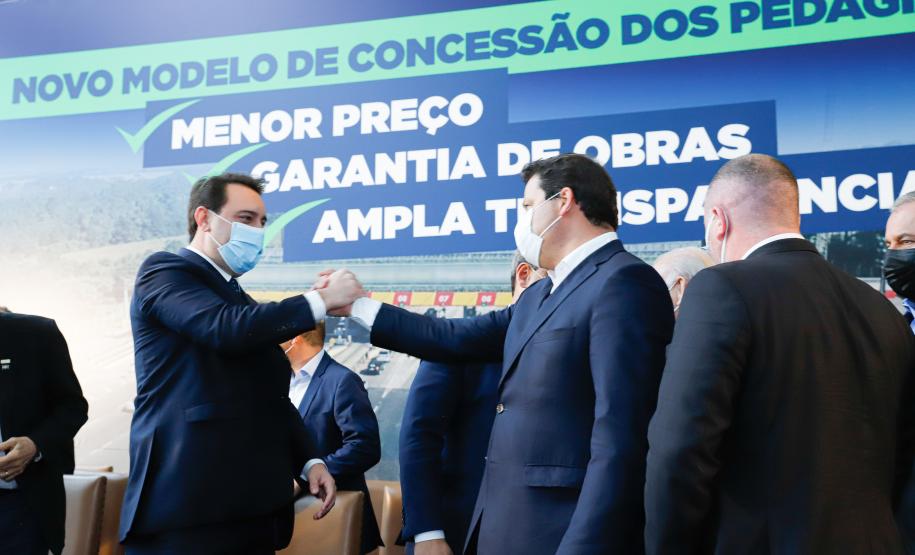 O governador Carlos Massa Ratinho Junior e o ministro da Infraestrutura, Tarcísio Gomes de Freitas, apresentam, os detalhes da nova concessão de 3,3 mil quilômetros de rodovias do Paraná. Foto: Rodrigo Félix Leal / InfraPR