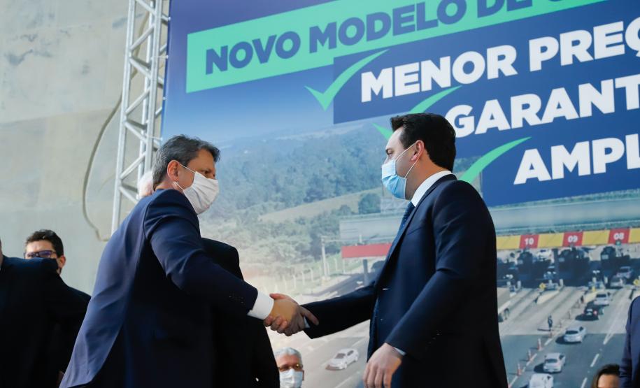 O governador Carlos Massa Ratinho Junior e o ministro da Infraestrutura, Tarcísio Gomes de Freitas, apresentam, os detalhes da nova concessão de 3,3 mil quilômetros de rodovias do Paraná. Foto: Rodrigo Félix Leal / InfraPR