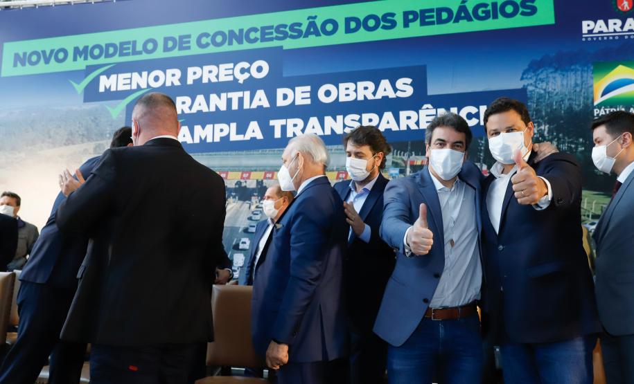 O governador Carlos Massa Ratinho Junior e o ministro da Infraestrutura, Tarcísio Gomes de Freitas, apresentam, os detalhes da nova concessão de 3,3 mil quilômetros de rodovias do Paraná. Foto: Rodrigo Félix Leal / InfraPR
