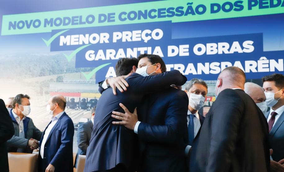 O governador Carlos Massa Ratinho Junior e o ministro da Infraestrutura, Tarcísio Gomes de Freitas, apresentam, os detalhes da nova concessão de 3,3 mil quilômetros de rodovias do Paraná. Foto: Rodrigo Félix Leal / InfraPR