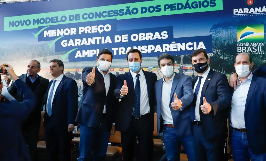 O governador Carlos Massa Ratinho Junior e o ministro da Infraestrutura, Tarcísio Gomes de Freitas, apresentam, os detalhes da nova concessão de 3,3 mil quilômetros de rodovias do Paraná. Foto: Rodrigo Félix Leal / InfraPR