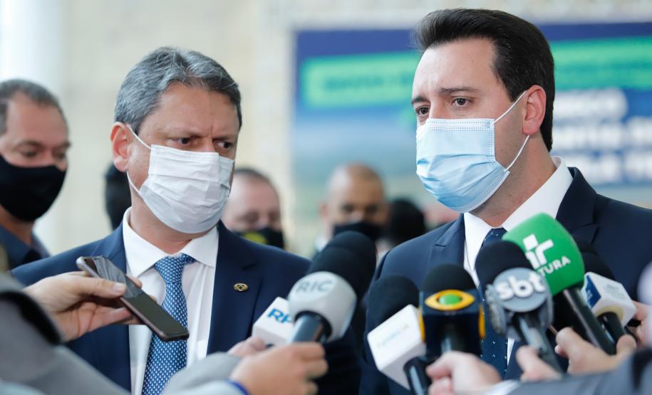 O governador Carlos Massa Ratinho Junior e o ministro da Infraestrutura, Tarcísio Gomes de Freitas, apresentam, os detalhes da nova concessão de 3,3 mil quilômetros de rodovias do Paraná. Foto: Rodrigo Félix Leal / InfraPR