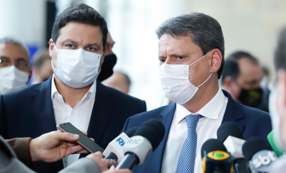 O governador Carlos Massa Ratinho Junior e o ministro da Infraestrutura, Tarcísio Gomes de Freitas, apresentam, os detalhes da nova concessão de 3,3 mil quilômetros de rodovias do Paraná. Foto: Rodrigo Félix Leal / InfraPR