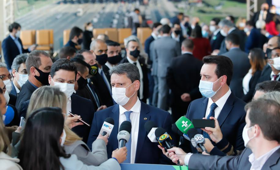 O governador Carlos Massa Ratinho Junior e o ministro da Infraestrutura, Tarcísio Gomes de Freitas, apresentam, os detalhes da nova concessão de 3,3 mil quilômetros de rodovias do Paraná. Foto: Rodrigo Félix Leal / InfraPR